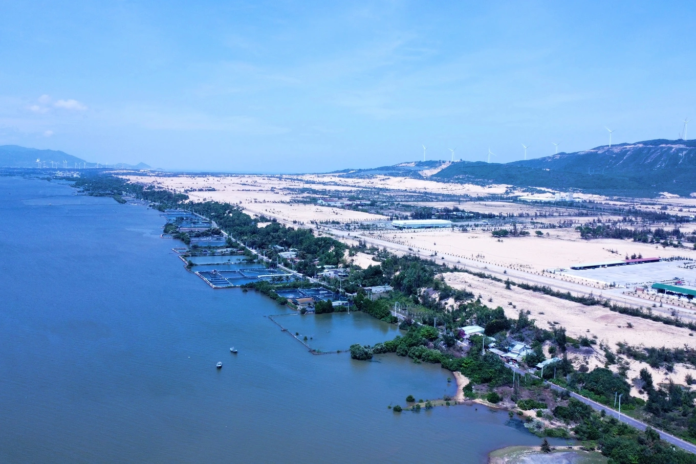 Khu kinh tế Nhơn Hội (Bình Định) còn nhiều quỹ đất để thu hút các nhà đầu tư (Ảnh: Doãn Công).